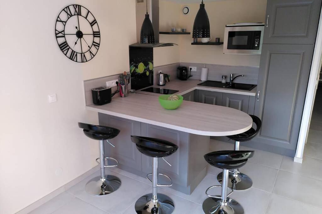 Nid Douillet F2, Clim, Jardin, Piscine, Parking, 200 M Apartment *